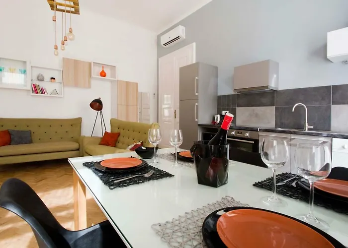 Andrassy Boulevard Mid-term Apartment Budapest