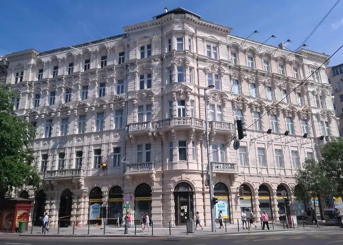 Andrassy Boulevard Mid-term * Budapešť